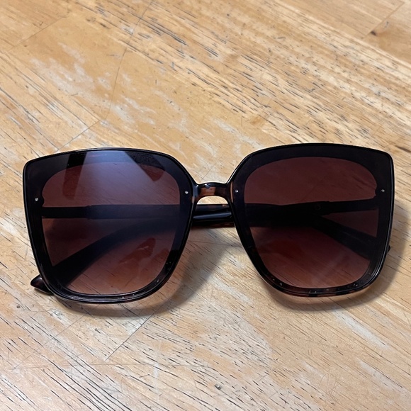 Tahari Women’s Sunglasses Leopard Brown - Picture 1 of 9